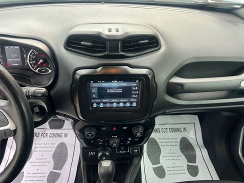 Used 2020 Jeep Renegade Latitude w/ Cold Weather Group image 19