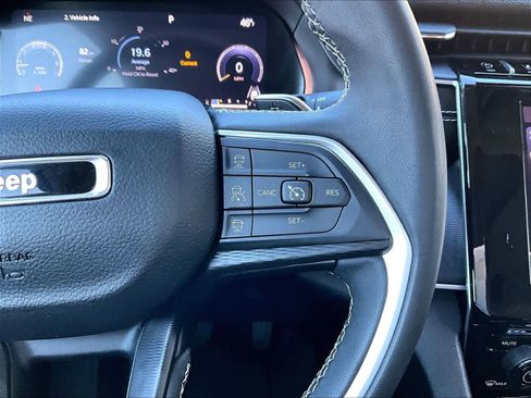 Used 2023 Jeep Grand Cherokee L Laredo image 23