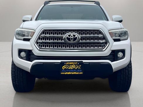 Used 2017 Toyota Tacoma TRD Sport image 3