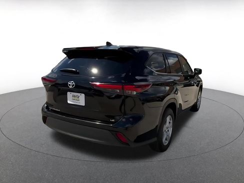 Used 2025 Toyota Highlander LE FWD image 15