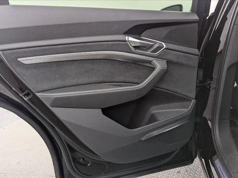 Used 2022 Audi e-tron S Premium Plus image 16