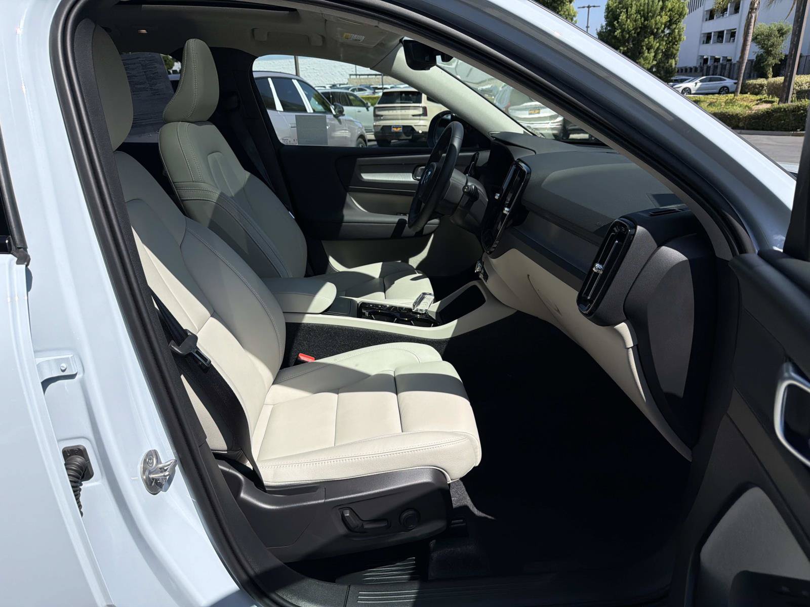 Used 2026 Volvo XC40 B5 Plus w/ Protection Package Premier AWD/4WD image 25