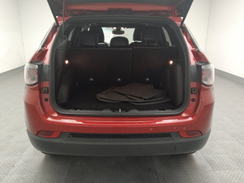 Used 2025 Jeep Compass Latitude w/ Sun & Sound Group AWD/4WD image 29
