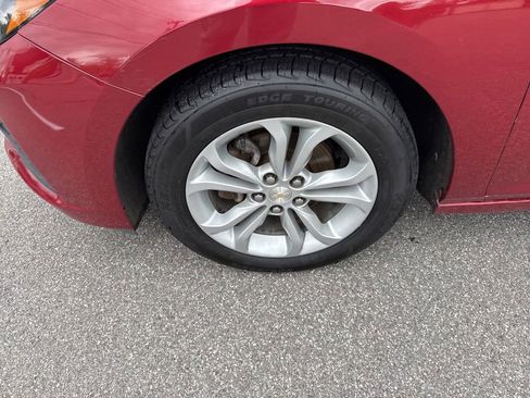 Used 2019 Chevrolet Cruze LT w/ Convenience Package FWD image 9