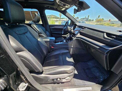 Used 2022 Jeep Grand Cherokee Overland w/ Luxury Tech Group IV AWD/4WD image 11