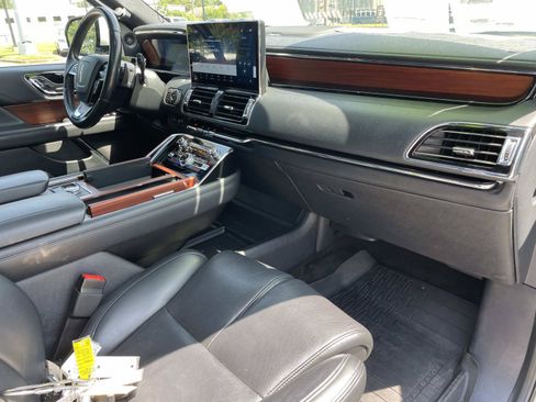 Used 2022 Lincoln Navigator L Reserve w/ Monochromatic Package RWD image 11