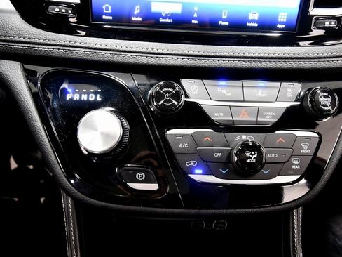 Used 2025 Chrysler Pacifica Limited image 27