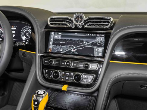 Used 2024 Bentley Bentayga Azure V8 image 33