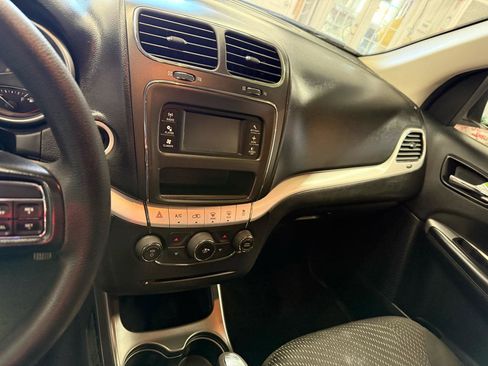 Used 2019 Dodge Journey SE image 14