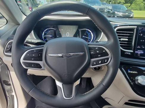Used 2023 Chrysler Pacifica Touring-L FWD image 15