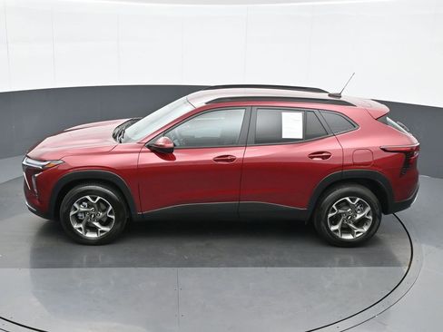 Used 2025 Chevrolet Trax LT w/ LT Convenience Package FWD image 19