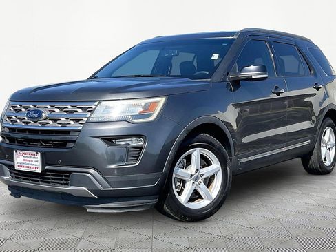Used 2018 Ford Explorer XLT w/ Equipment Group 202A FWD image 2