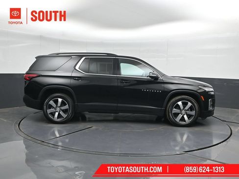 Used 2023 Chevrolet Traverse LT w/ LT Premium Package AWD/4WD image 3