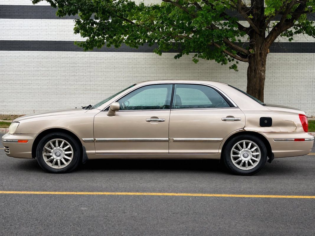 Used 2005 Hyundai XG350 L FWD image 2