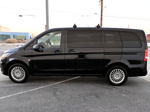 Used 2018 Mercedes-Benz Metris Passenger image 3