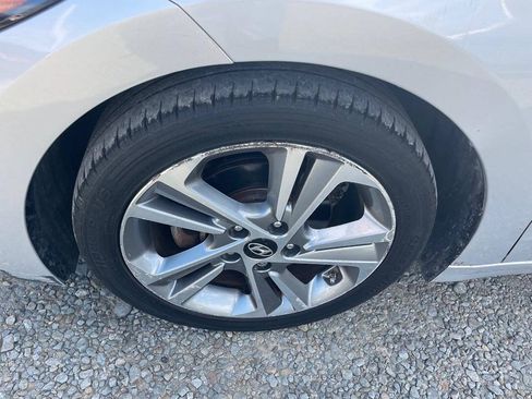 Used 2018 Hyundai Elantra Limited FWD image 28