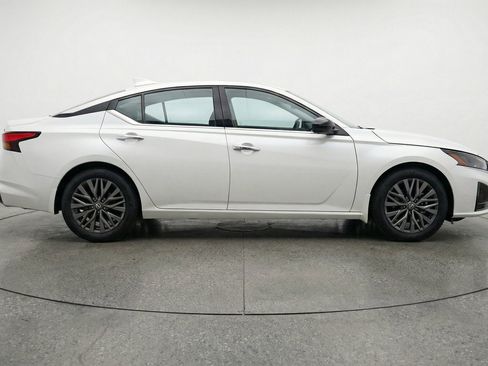 Used 2025 Nissan Altima 2.5 SV FWD image 11