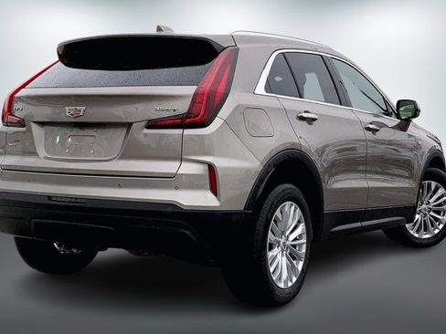 Used 2024 Cadillac XT4 Luxury w/ Cold Weather Package image 13