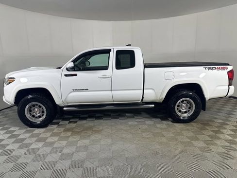 Used 2016 Toyota Tacoma TRD Sport image 3