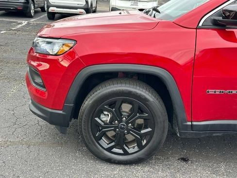 Used 2025 Jeep Compass Latitude AWD/4WD image 8