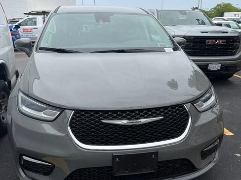 Used 2022 Chrysler Pacifica Touring-L FWD image 1