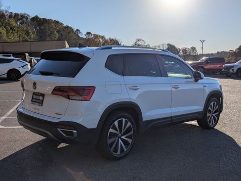 Used 2023 Volkswagen Taos SE w/ Panoramic Sunroof Package image 9