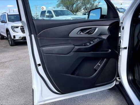Used 2023 Chevrolet Traverse LT image 17