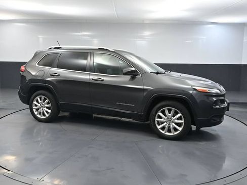 Used 2015 Jeep Cherokee Limited w/ Luxury Group AWD/4WD image 4