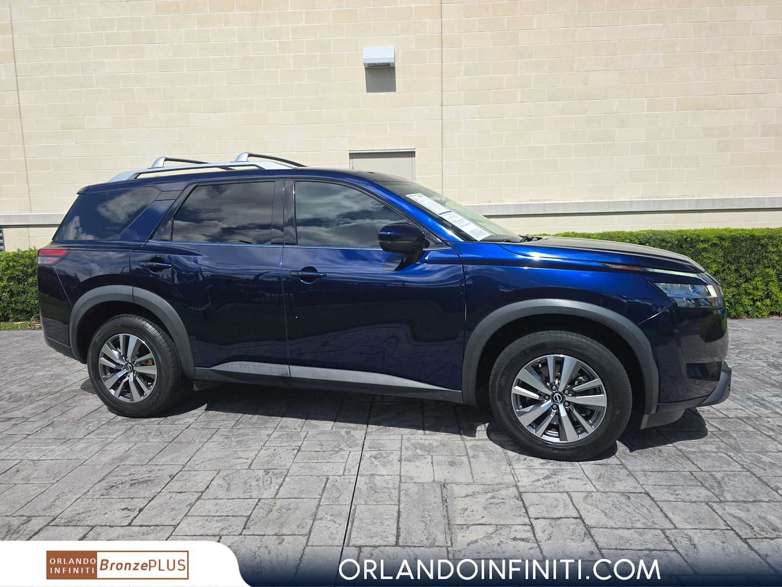 Used 2023 Nissan Pathfinder SL FWD image 1