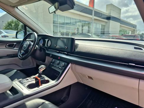 Used 2022 Kia Carnival LX FWD image 21