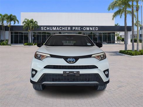 Used 2018 Toyota RAV4 SE image 3