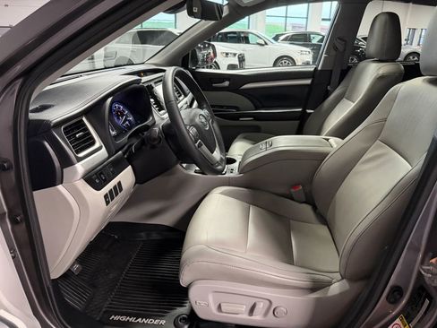 Used 2019 Toyota Highlander XLE AWD/4WD image 13