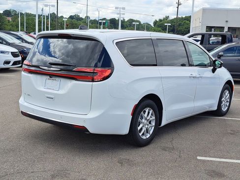 New 2026 Chrysler Pacifica Select FWD image 4