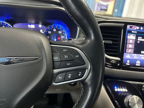 Used 2021 Chrysler Pacifica Touring-L image 18