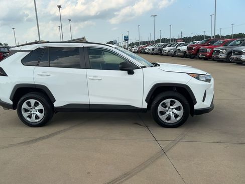 Used 2021 Toyota RAV4 LE image 9