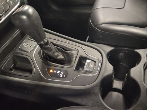 Used 2019 Jeep Cherokee Latitude Plus image 26