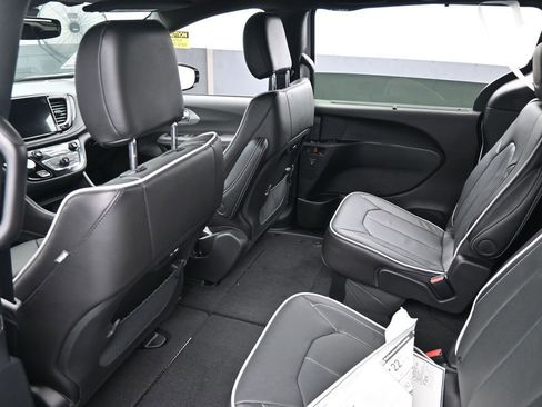 New 2026 Chrysler Pacifica Limited w/ S Appearance Package image 27