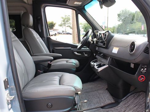 Used 2024 Mercedes-Benz Sprinter 3500 image 37