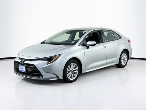 Used 2023 Toyota Corolla LE w/ LE Convenience Package FWD image 1