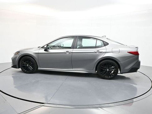 Used 2025 Toyota Camry SE image 5