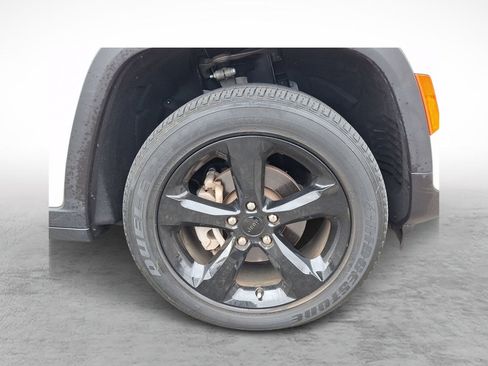 Used 2023 Jeep Grand Cherokee Altitude image 8