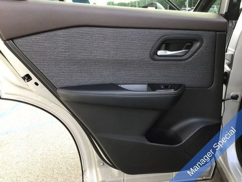 Used 2023 Nissan Rogue SV FWD image 31