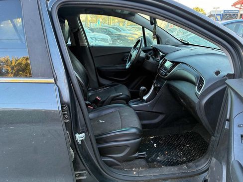 Used 2019 Chevrolet Trax LT w/ LT Convenience Package image 17