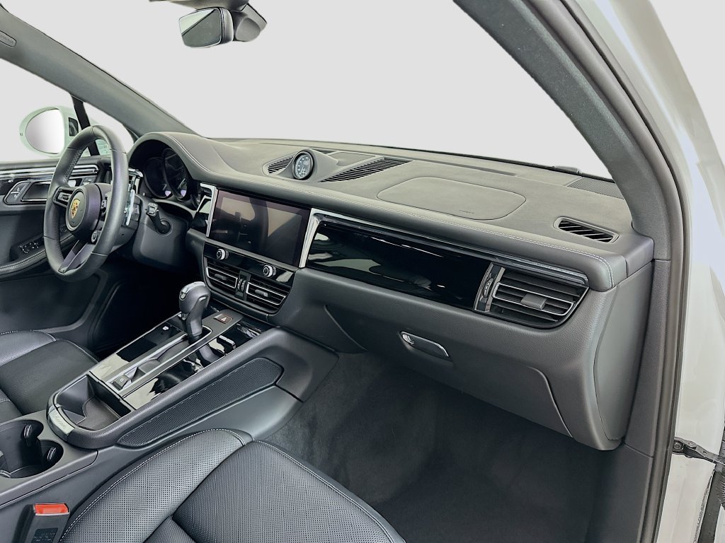 Certified 2025 Porsche Macan AWD/4WD image 31