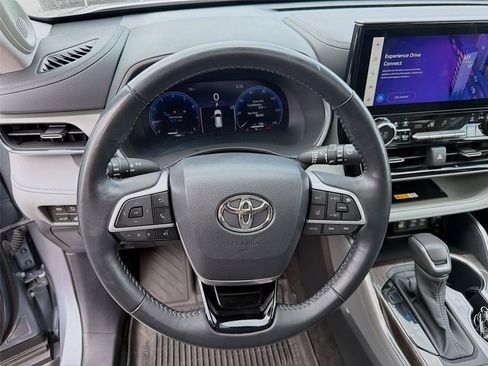 Used 2023 Toyota Highlander Limited AWD/4WD image 3