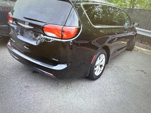 Used 2018 Chrysler Pacifica Touring Plus w/ Tire & Wheel Group FWD image 16