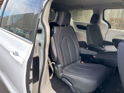 Used 2017 Chrysler Pacifica LX image 44