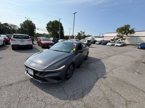 Used 2025 Hyundai Elantra Sport FWD image 15