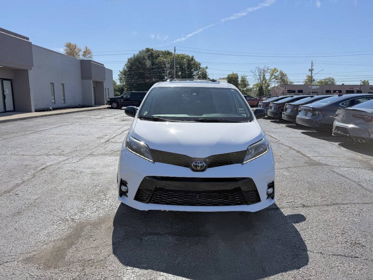 Used 2020 Toyota Sienna SE Premium w/ Nightshade Edition FWD image 2