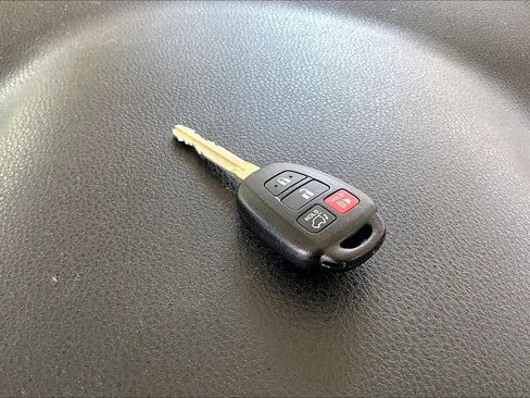 Used 2017 Toyota RAV4 LE FWD image 31
